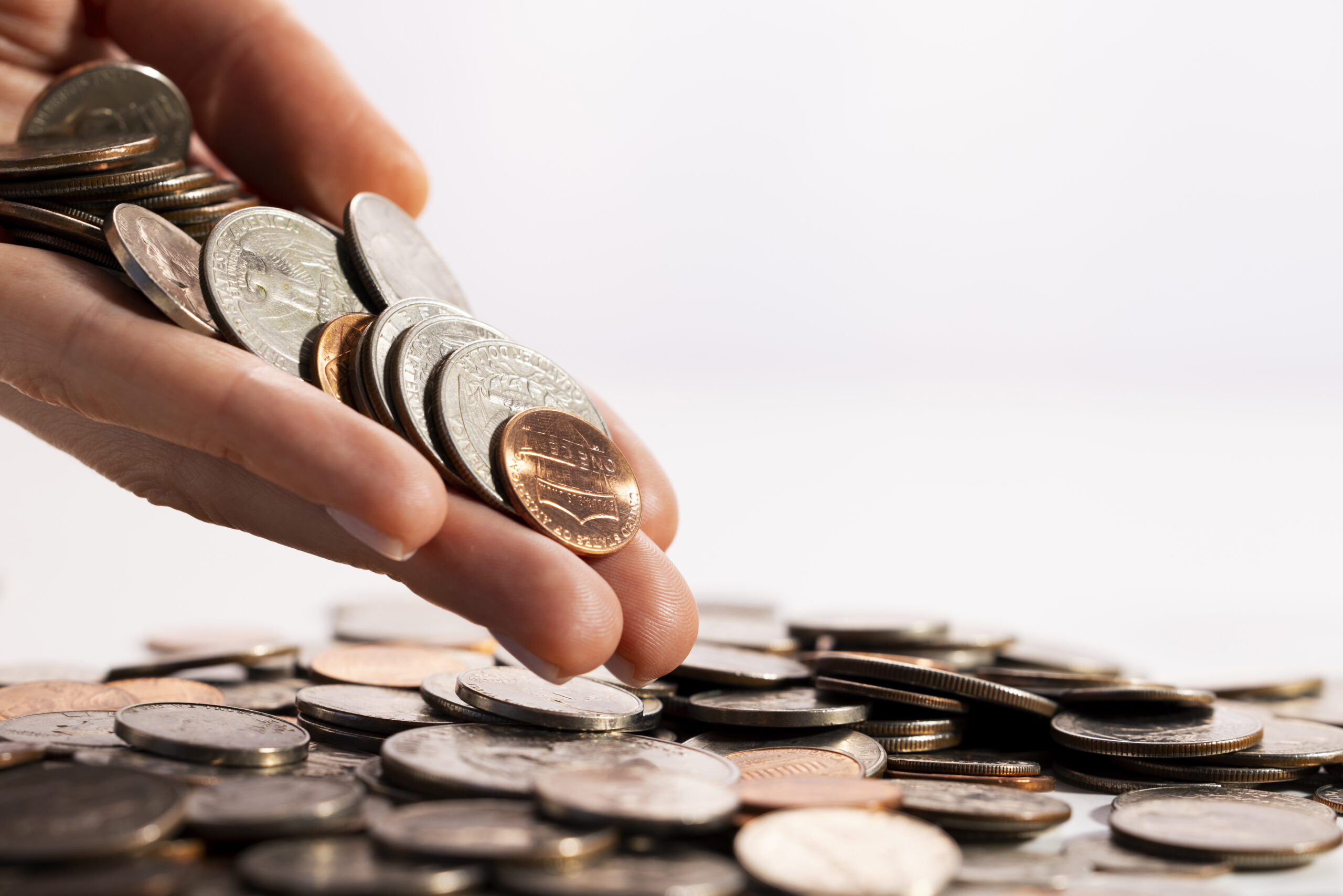 Close Up Na Mao Segurando Moedas De Dolar - CONTABILIDADE CARIOCA