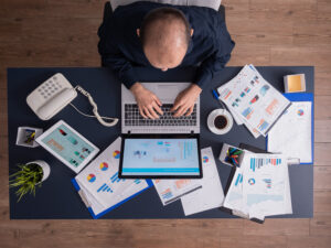 Top View Of Business Man In Corporate Office Sitting At Desk - CONTABILIDADE CARIOCA