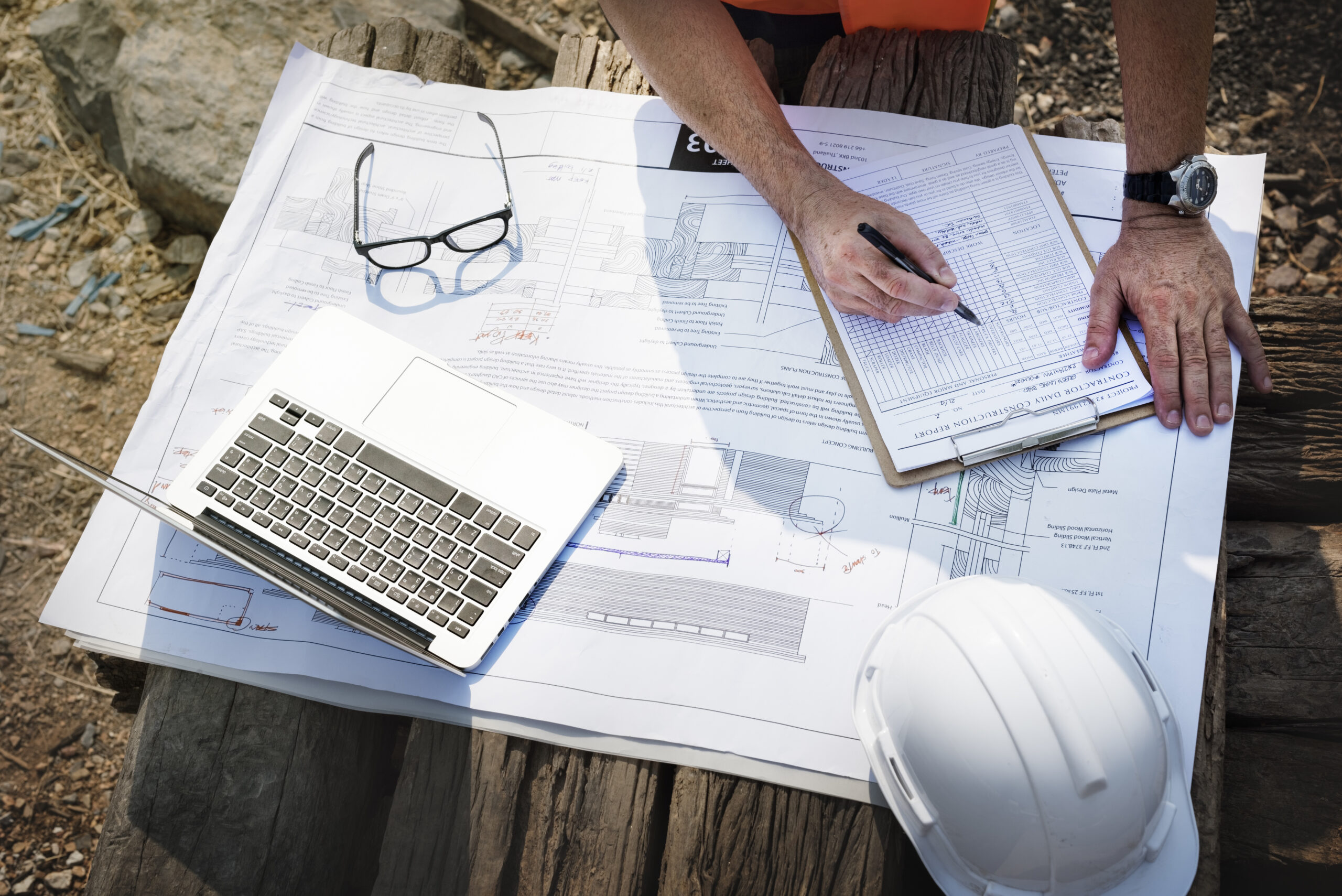 Site Engineer On A Construction Site - CONTABILIDADE CARIOCA